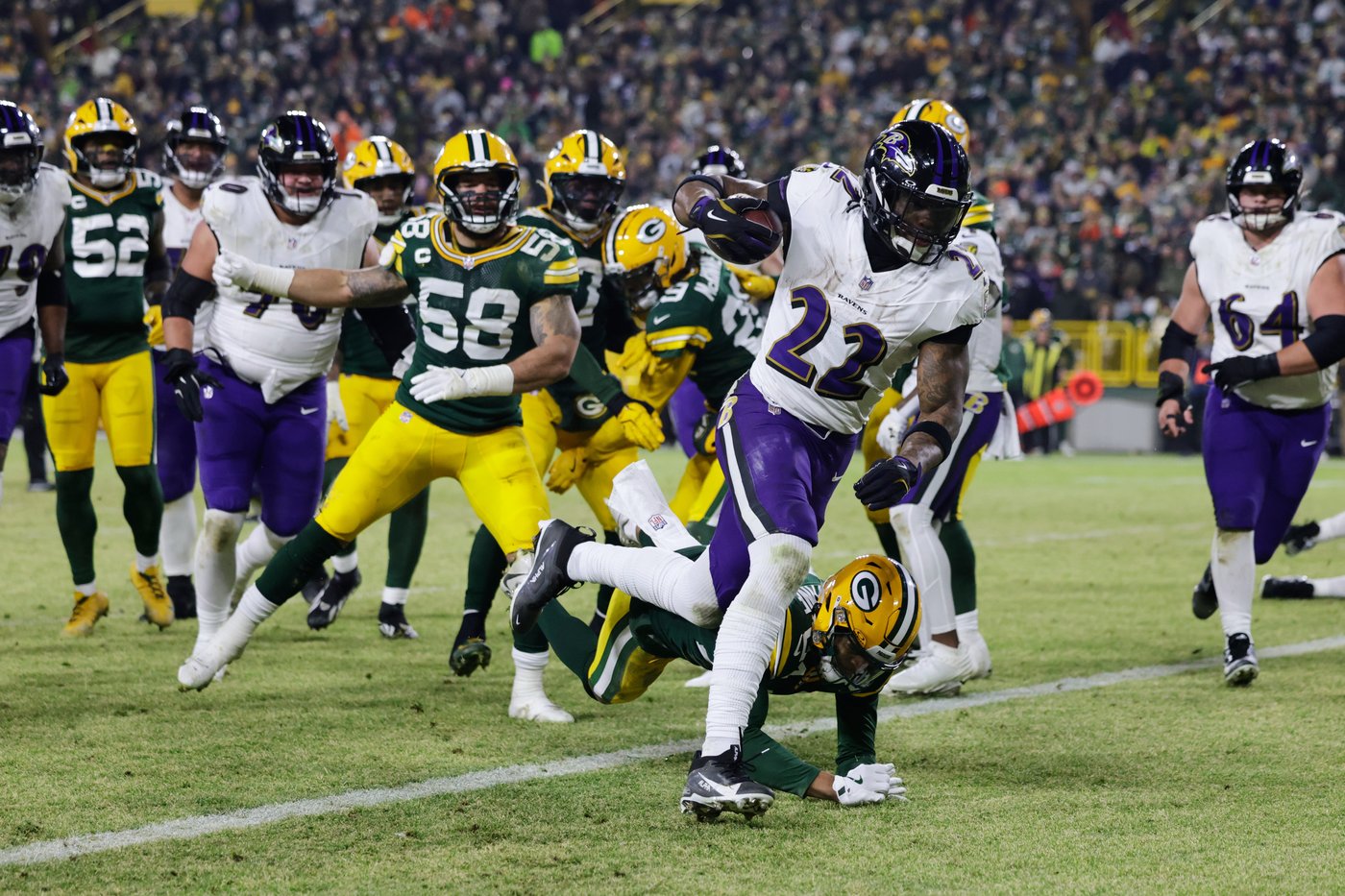 Derrick Henry's virtuoso performance helps Ravens stay alive with 41-24 win over Packers | iNFOnews.ca