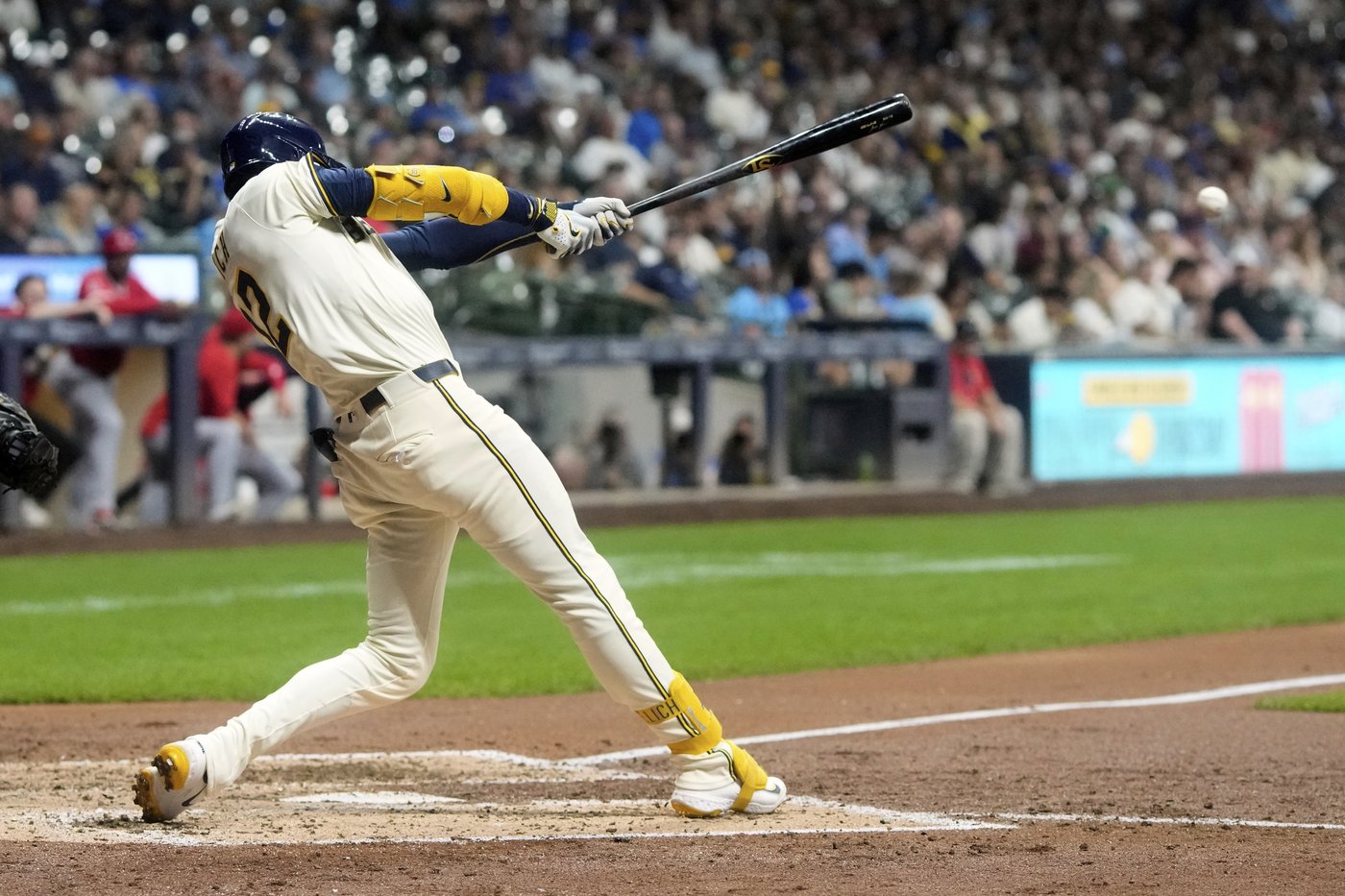 Brewers' Yelich reaches major milestone in his successful comeback from back surgery | iNFOnews.ca