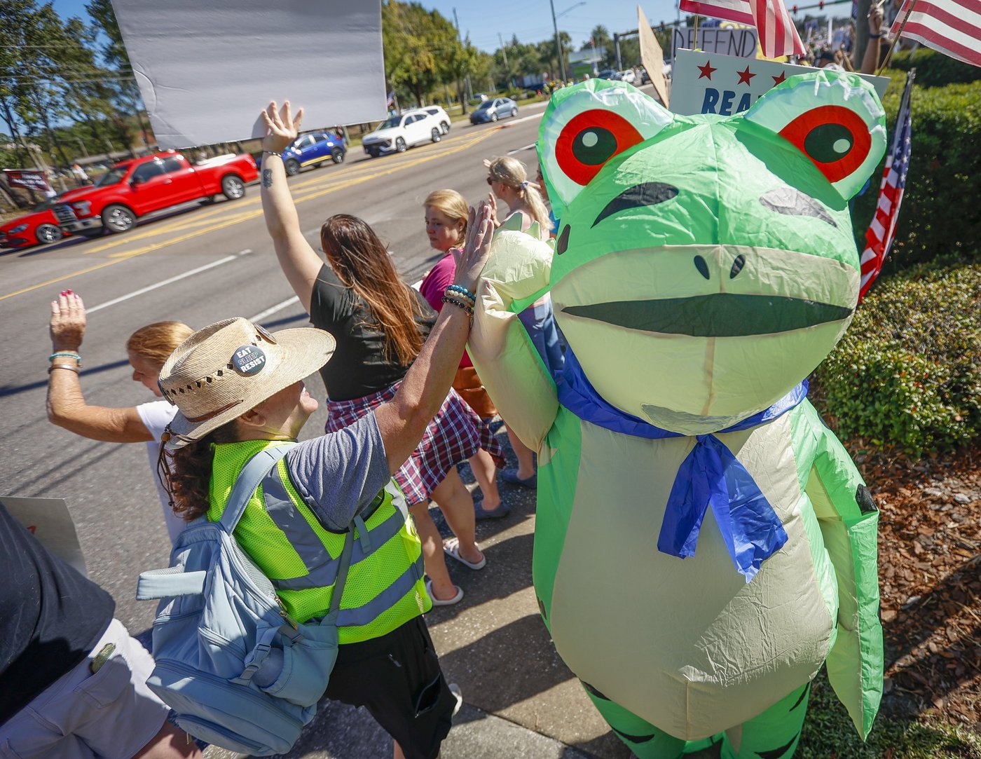 How inflatable costumes ballooned at anti-Trump rallies due to a Portland protester's frog outfit | iNFOnews.ca How inflatable costumes ballooned at anti-Trump rallies due to a Portland protester's frog outfit | iNFOnews.ca