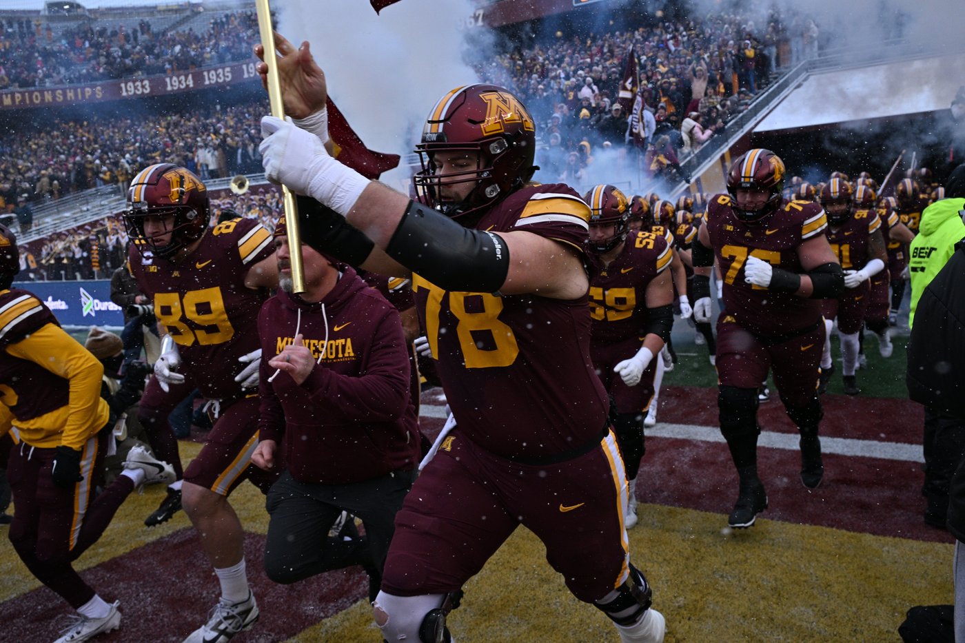 Minnesota keeps Paul Bunyan's Axe with a 17-7 win in the snow over Wisconsin | iNFOnews.ca