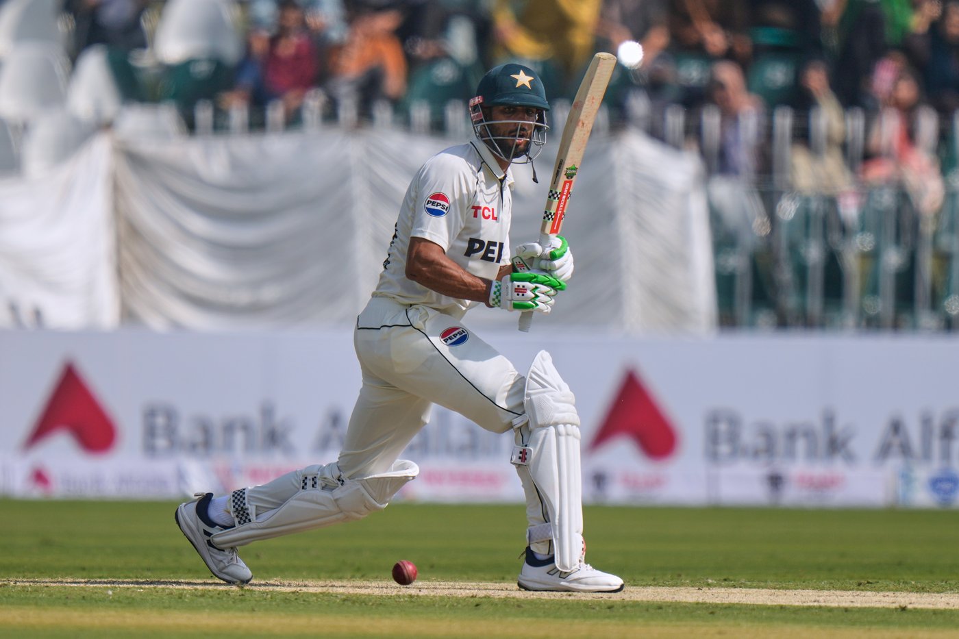 Shafique's luck holds as Pakistan reaches 95-1 at lunch in second test against South Africa | iNFOnews.ca Shafique's luck holds as Pakistan reaches 95-1 at lunch in second test against South Africa | iNFOnews.ca