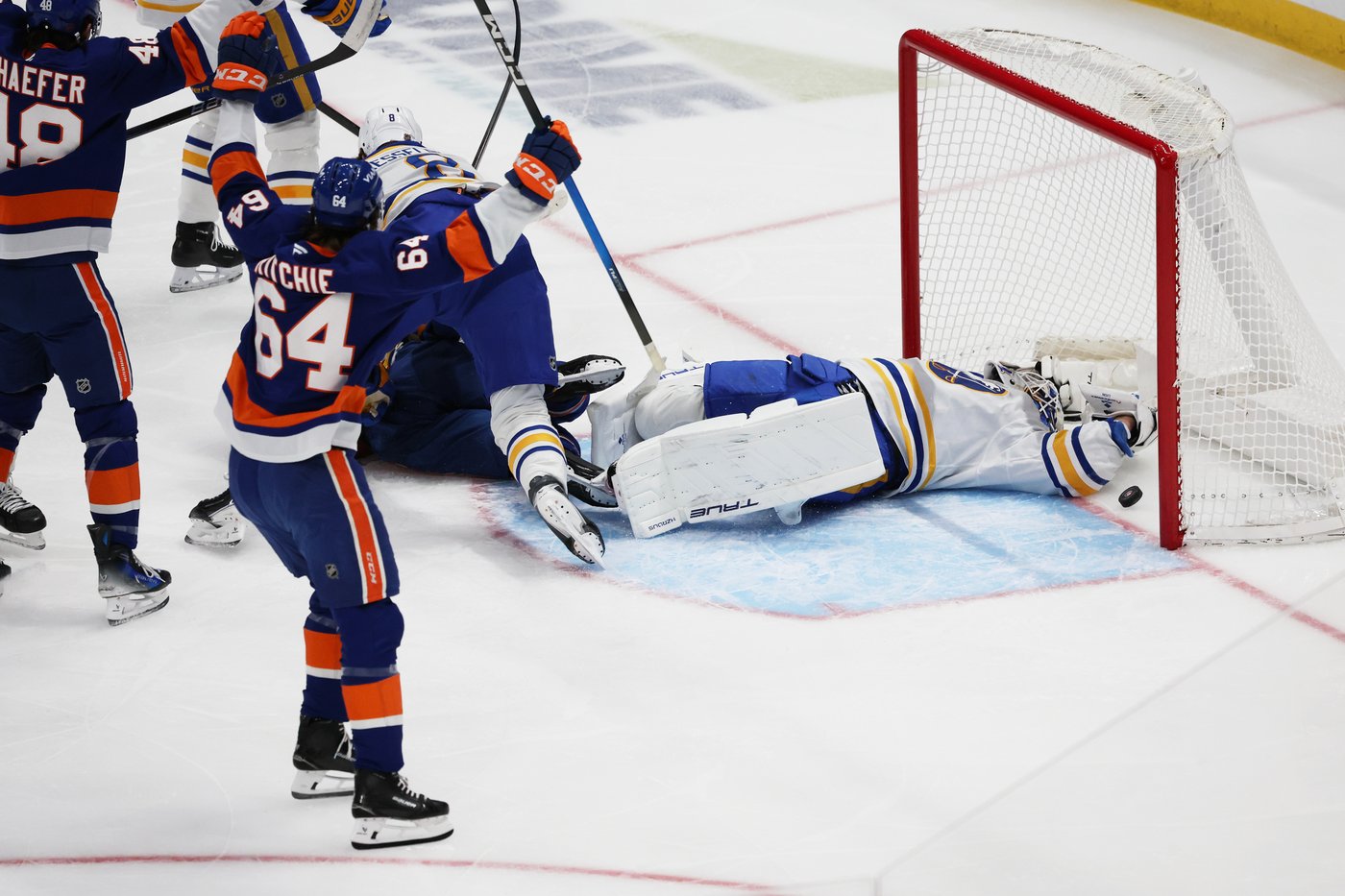 Alex Lyon makes 26 saves, ties Buffalo record with 9th straight win as Sabres blank Islanders 5-0 | iNFOnews.ca