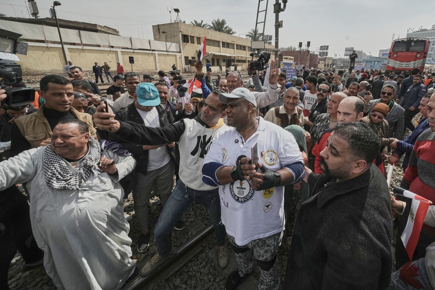 Photos of Egypt’s ‘strongman’ pulling ships, trains and cars in jaw-dropping feats | iNFOnews.ca