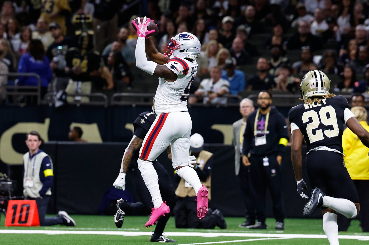 Maye throws 3 TD passes and the Patriots hold on to beat the Saints 25-19 | iNFOnews.ca