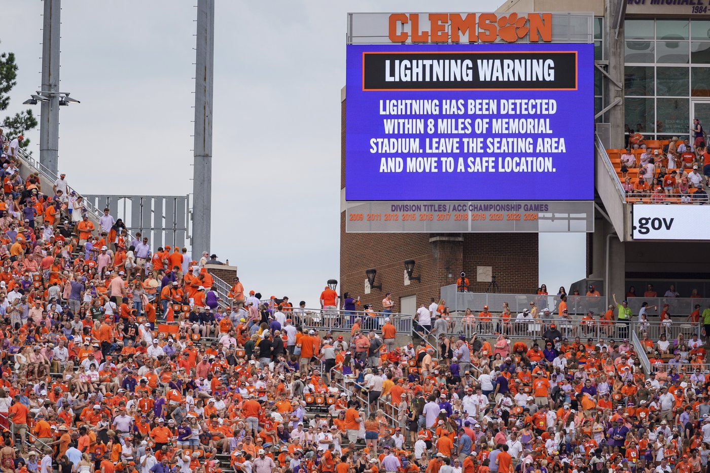 No. 8 Clemson survives scare from Troy, wins 27-16 as Wesco catches 2 second-half TDs | iNFOnews.ca No. 8 Clemson survives scare from Troy, wins 27-16 as Wesco catches 2 second-half TDs | iNFOnews.ca