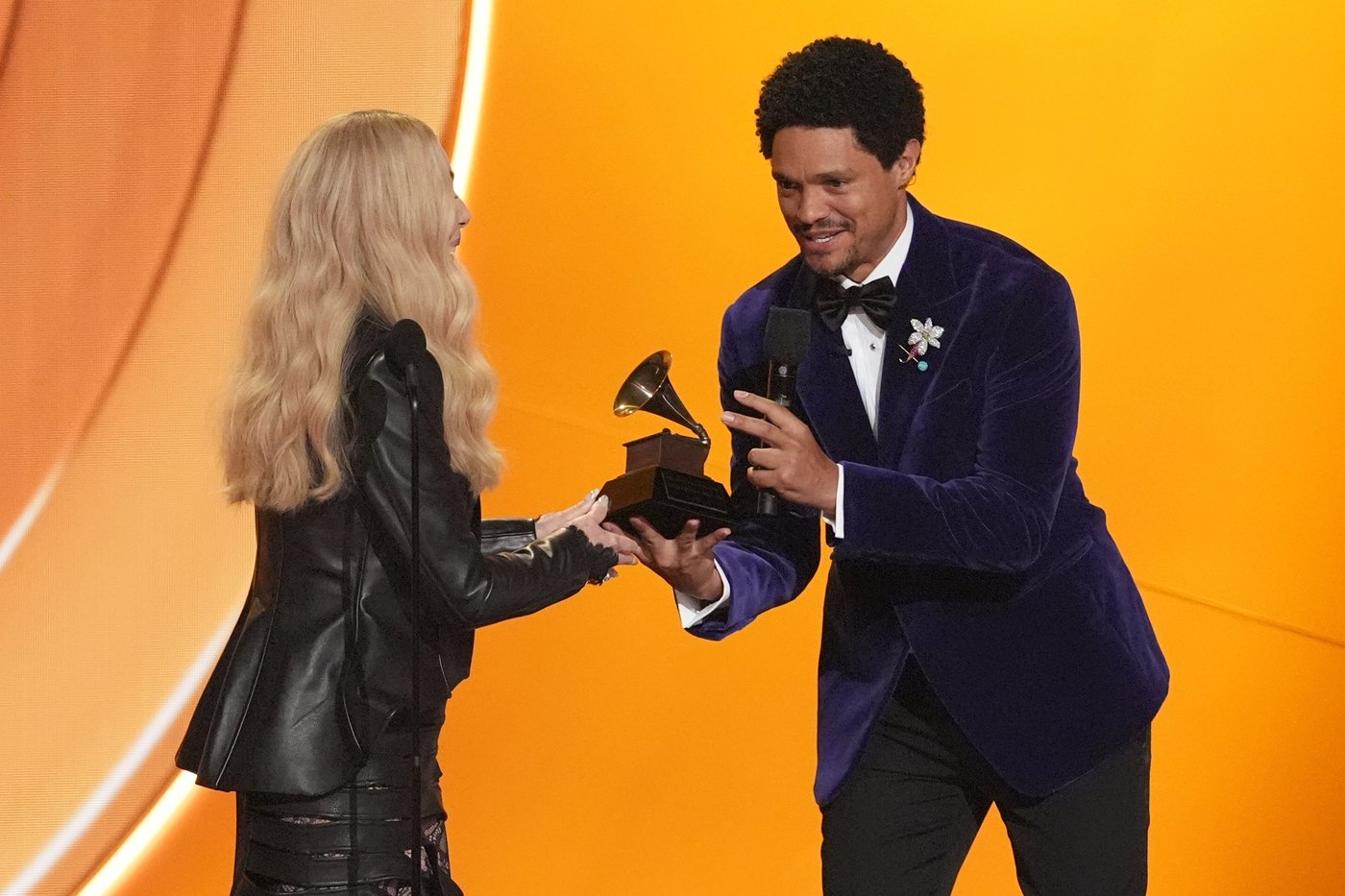 A smiling Cher laughs at her Grammys flubs in a good-natured, chaotic appearance | iNFOnews.ca