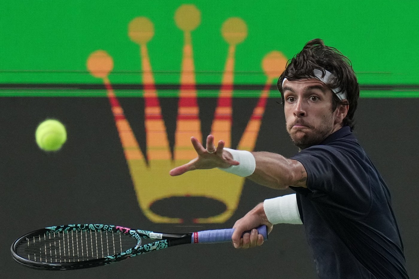 De Minaur wins 50th match of the season to reach quarterfinals at Shanghai Masters | iNFOnews.ca