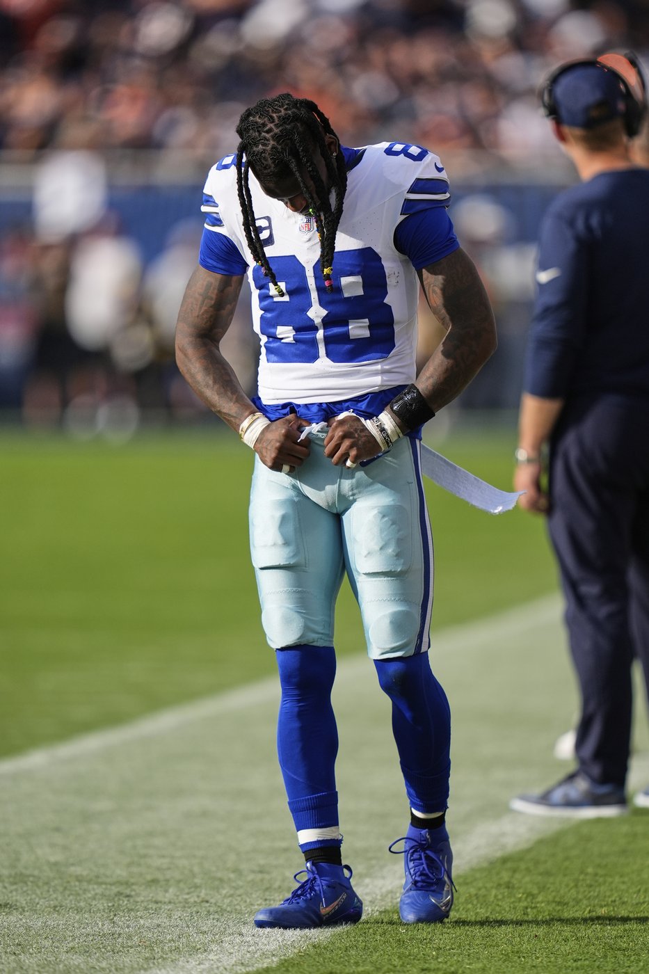 With CeeDee Lamb injuring his ankle, Cowboys' offense stalls in loss to Bears | iNFOnews.ca