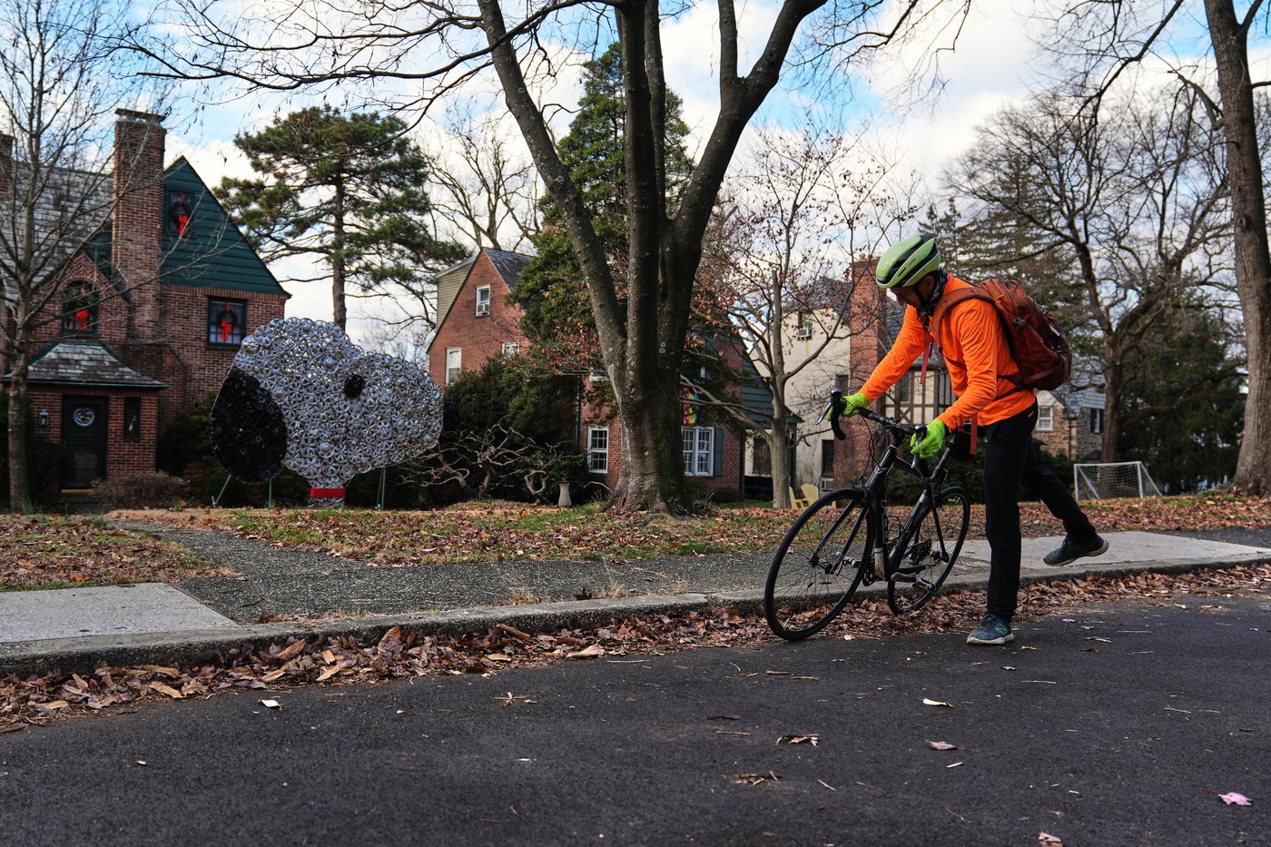 Baltimore cyclist finds joy in collecting lost hubcaps and stringing them into art | iNFOnews.ca
