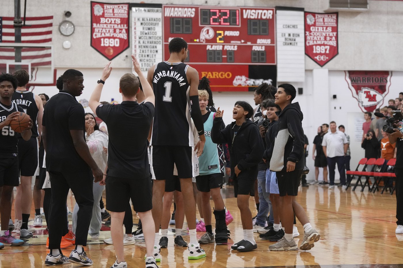 Spurs surprise central Texas students with visit after deadly flash flood | iNFOnews.ca