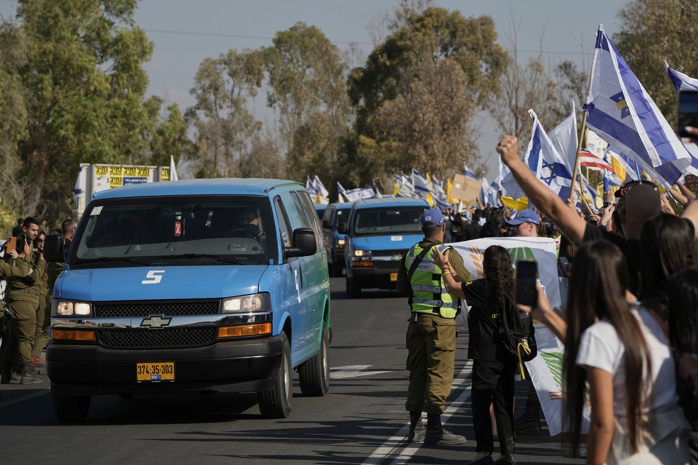 Israelis celebrate the return of hostages after ceasefire in Gaza, in photos | iNFOnews.ca