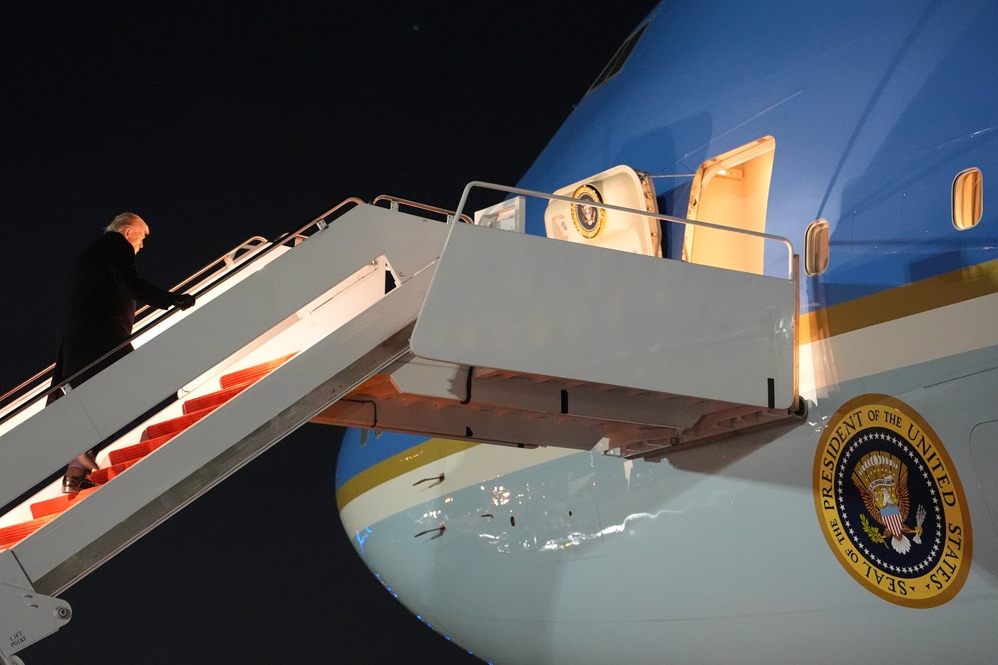 Air Force One returns to Washington area due to minor electrical issue, White House says | iNFOnews.ca
