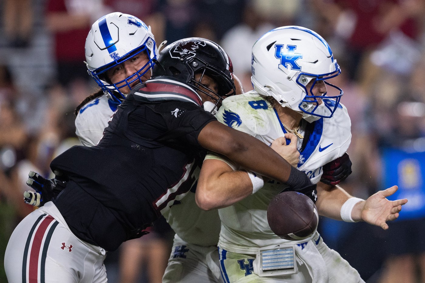 Defense guides South Carolina to 35-13 victory over Kentucky | iNFOnews.ca