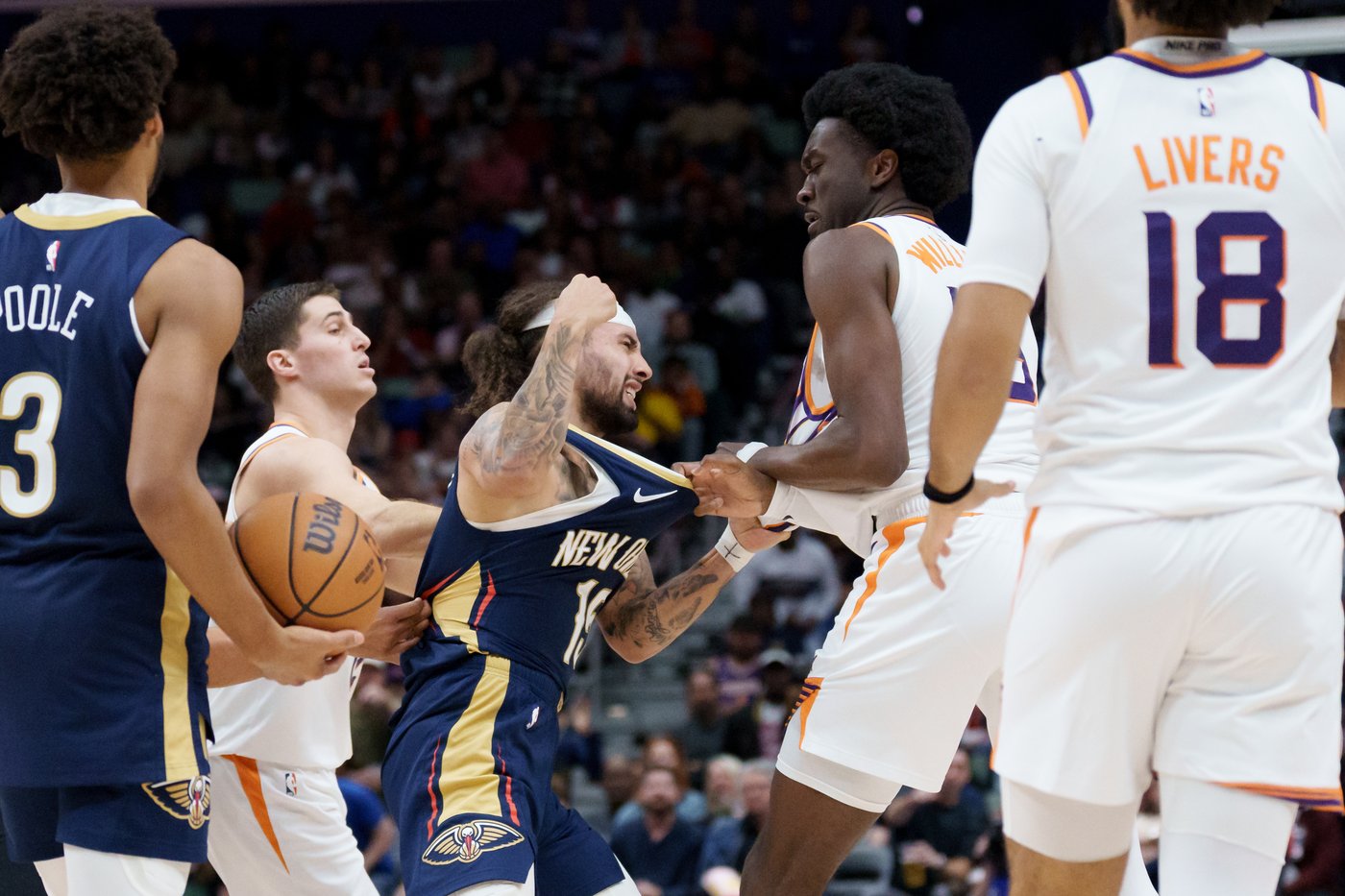 NBA suspends Alvarado and Williams for fight during Pelicans-Suns game | iNFOnews.ca