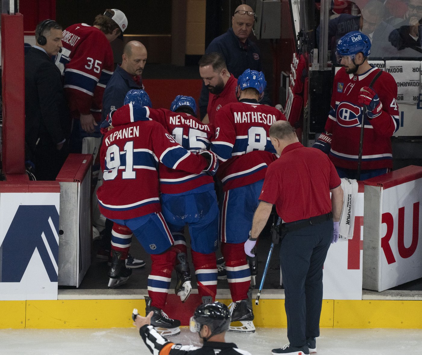 Montreal Canadiens forward Alex Newhook exits with injury vs. Stars | iNFOnews.ca Montreal Canadiens forward Alex Newhook exits with injury vs. Stars | iNFOnews.ca