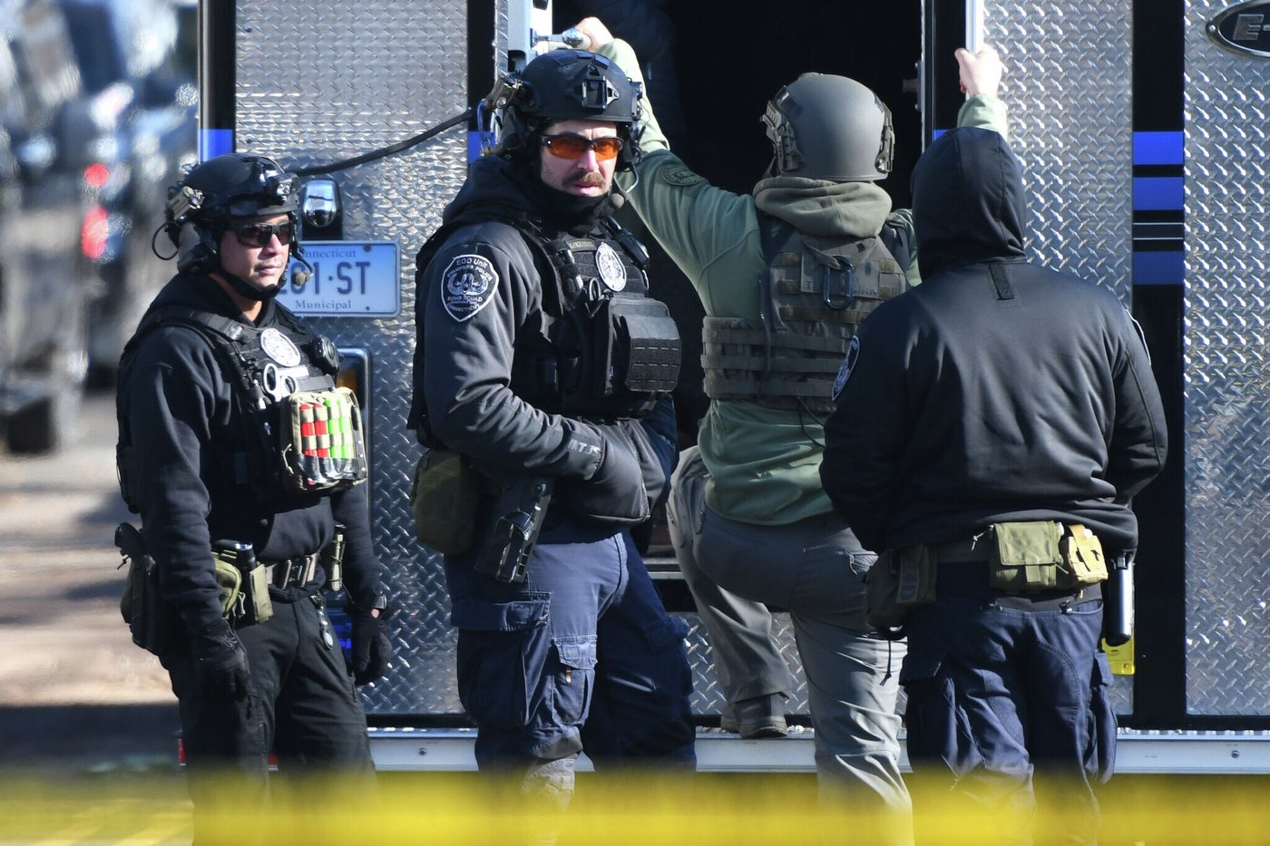 Connecticut police find decomposed body after standoff with man who shot at officers | iNFOnews.ca