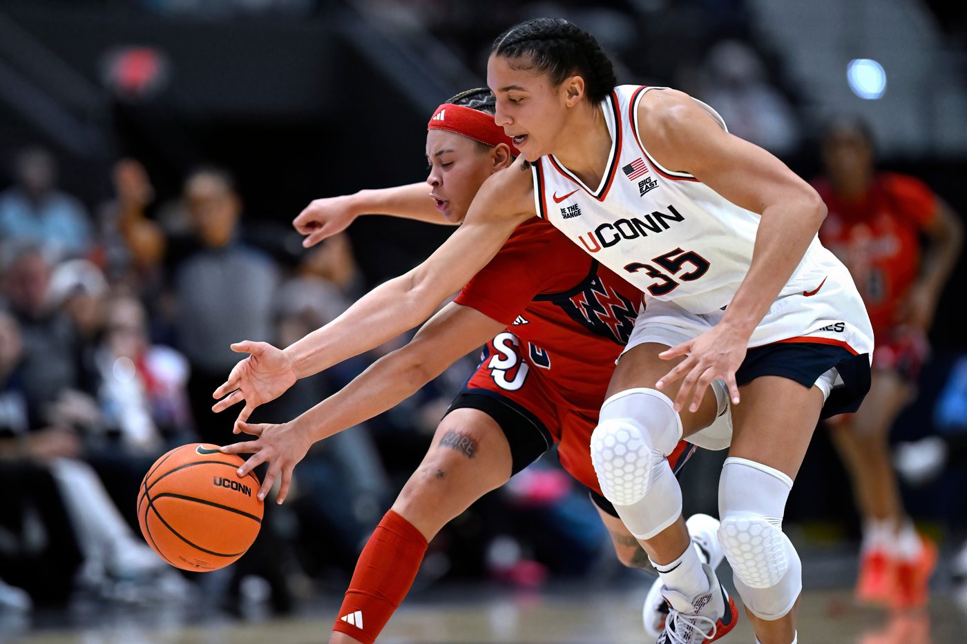 Strong, Fudd star as top-ranked UConn rolls past St. John's for 32nd consecutive victory | iNFOnews.ca