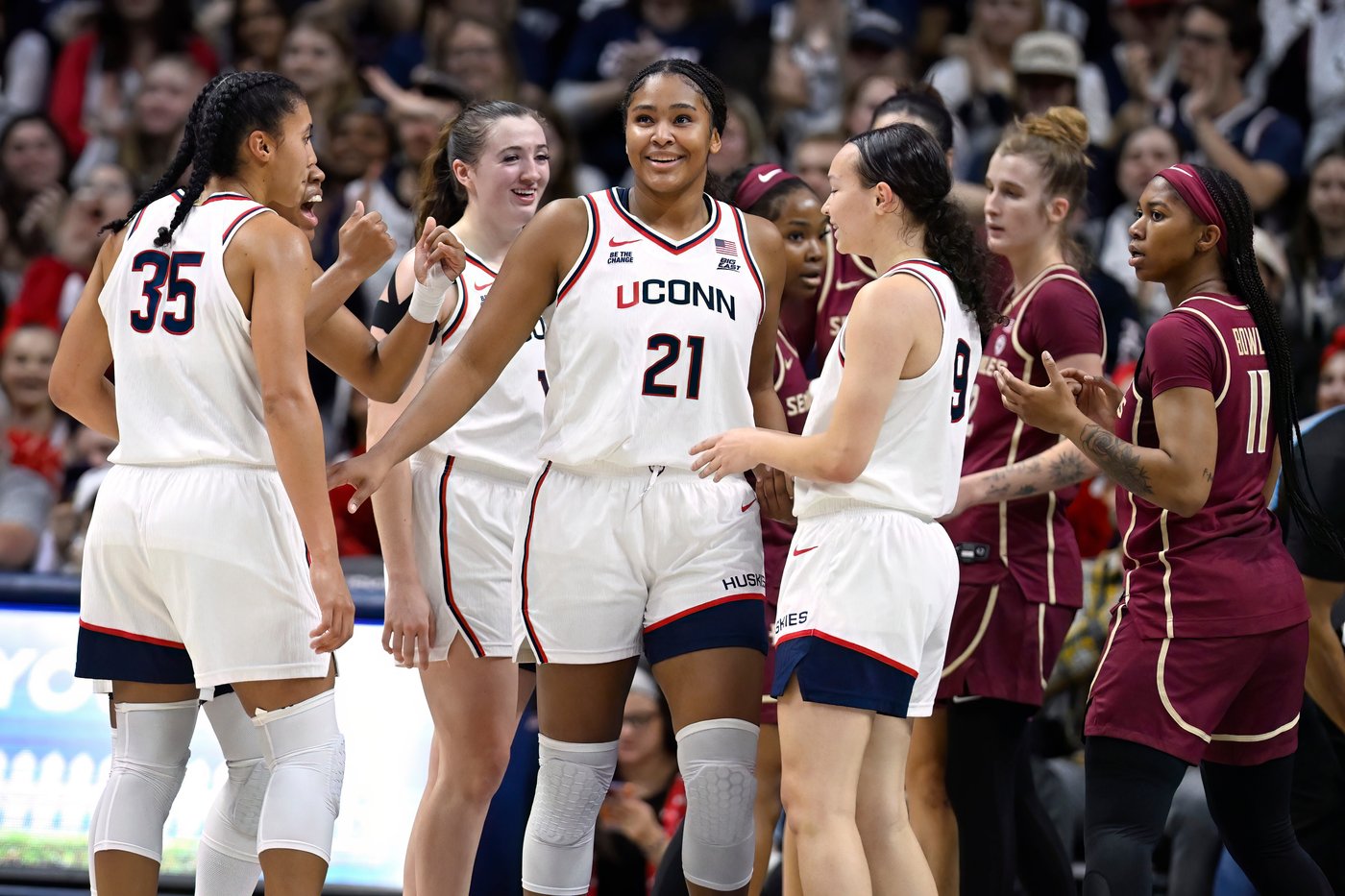 No. 1 UConn's Sarah Strong begins season as AP national player of the week | iNFOnews.ca