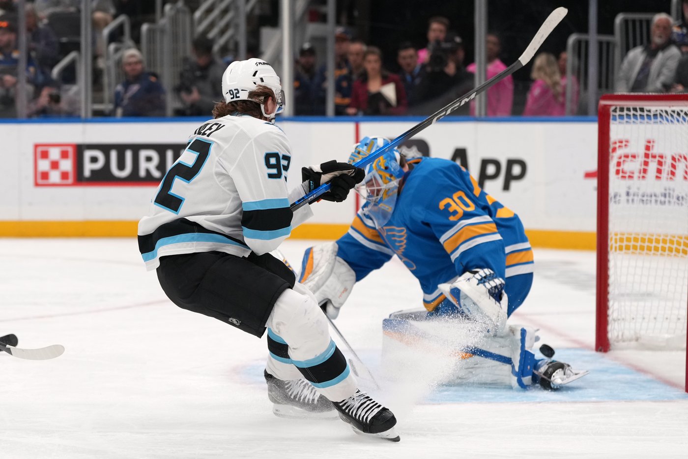 Logan Cooley has natural hat trick in 1st period, Mammoth hold off Blues 7-4 | iNFOnews.ca Logan Cooley has natural hat trick in 1st period, Mammoth hold off Blues 7-4 | iNFOnews.ca