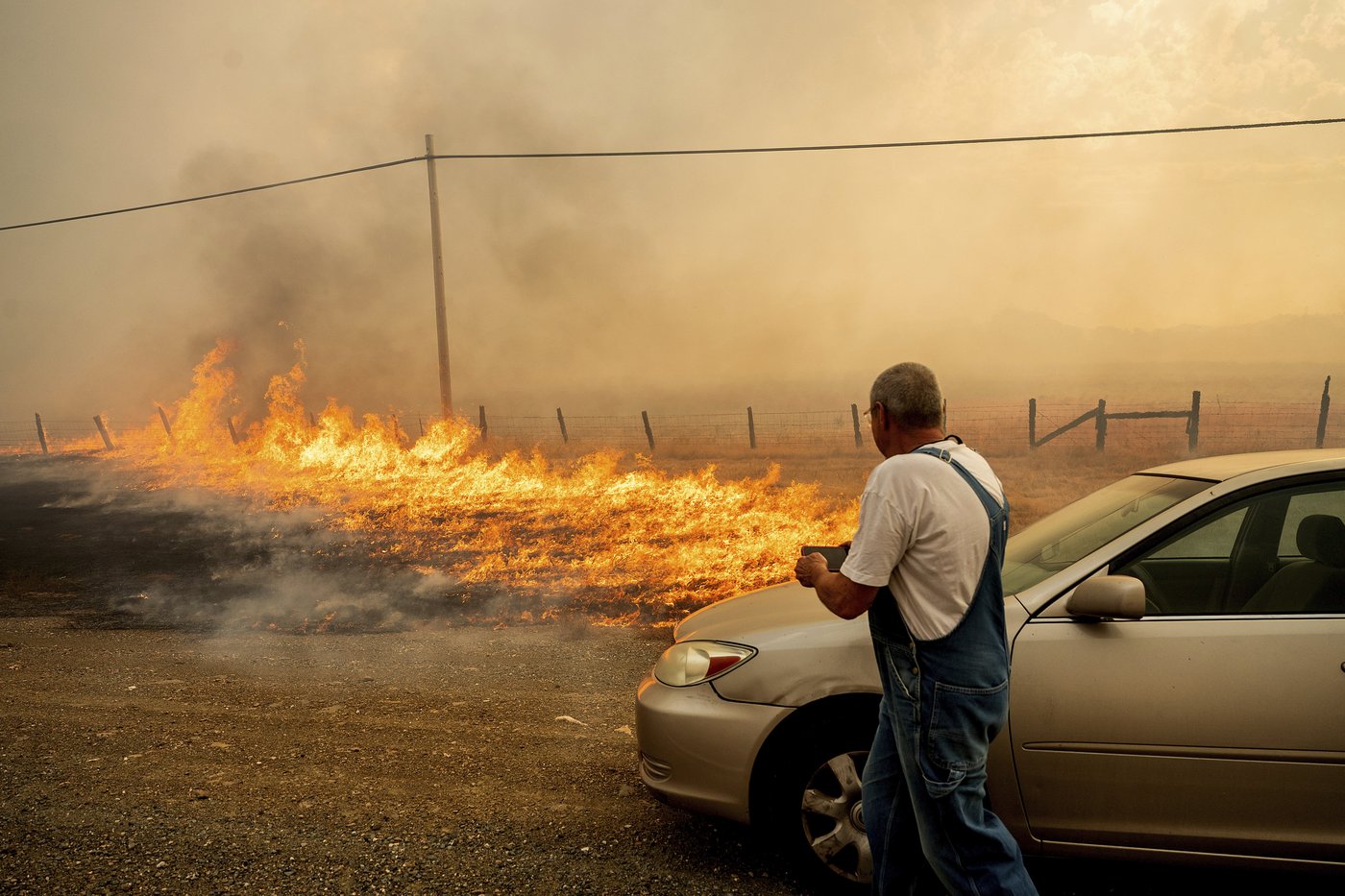 A wildfire sweeps through a historic California gold-mining town in photos | iNFOnews.ca