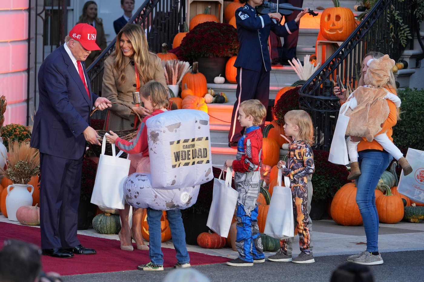 Trump hosts White House Halloween bash with superheroes and presidential lookalikes amid shutdown | iNFOnews.ca