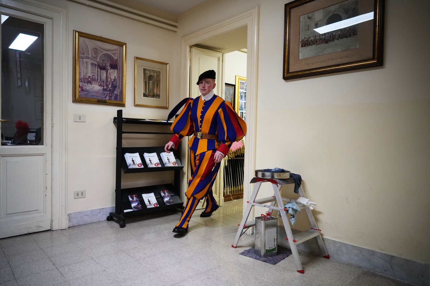 A look at Swiss Guards preparing for a swearing-in ceremony attended by the Pope, in photos | iNFOnews.ca