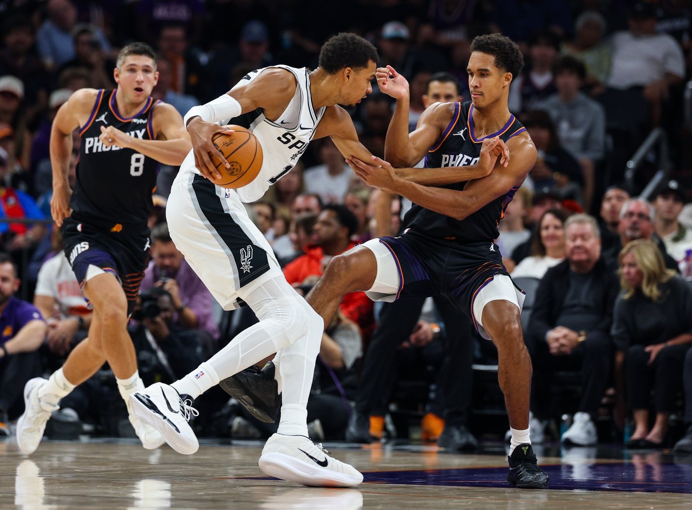Booker scores 28 and Wembanyama has off night as Suns hand Spurs their first loss, 130-118 | iNFOnews.ca Booker scores 28 and Wembanyama has off night as Suns hand Spurs their first loss, 130-118 | iNFOnews.ca