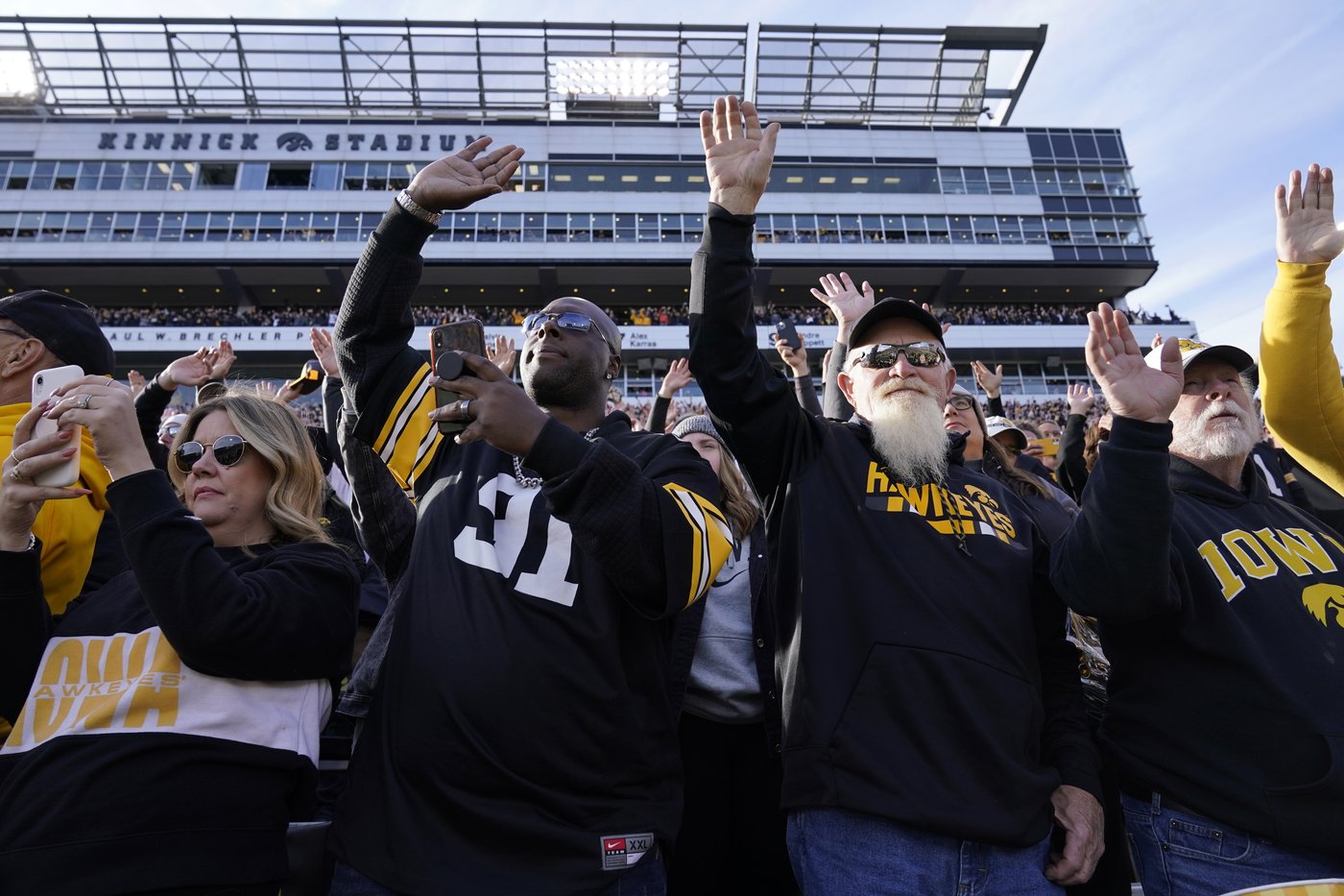 College football traditions: 'Hawkeye Wave' bonds everyone in stadium with kids in adjacent hospital | iNFOnews.ca