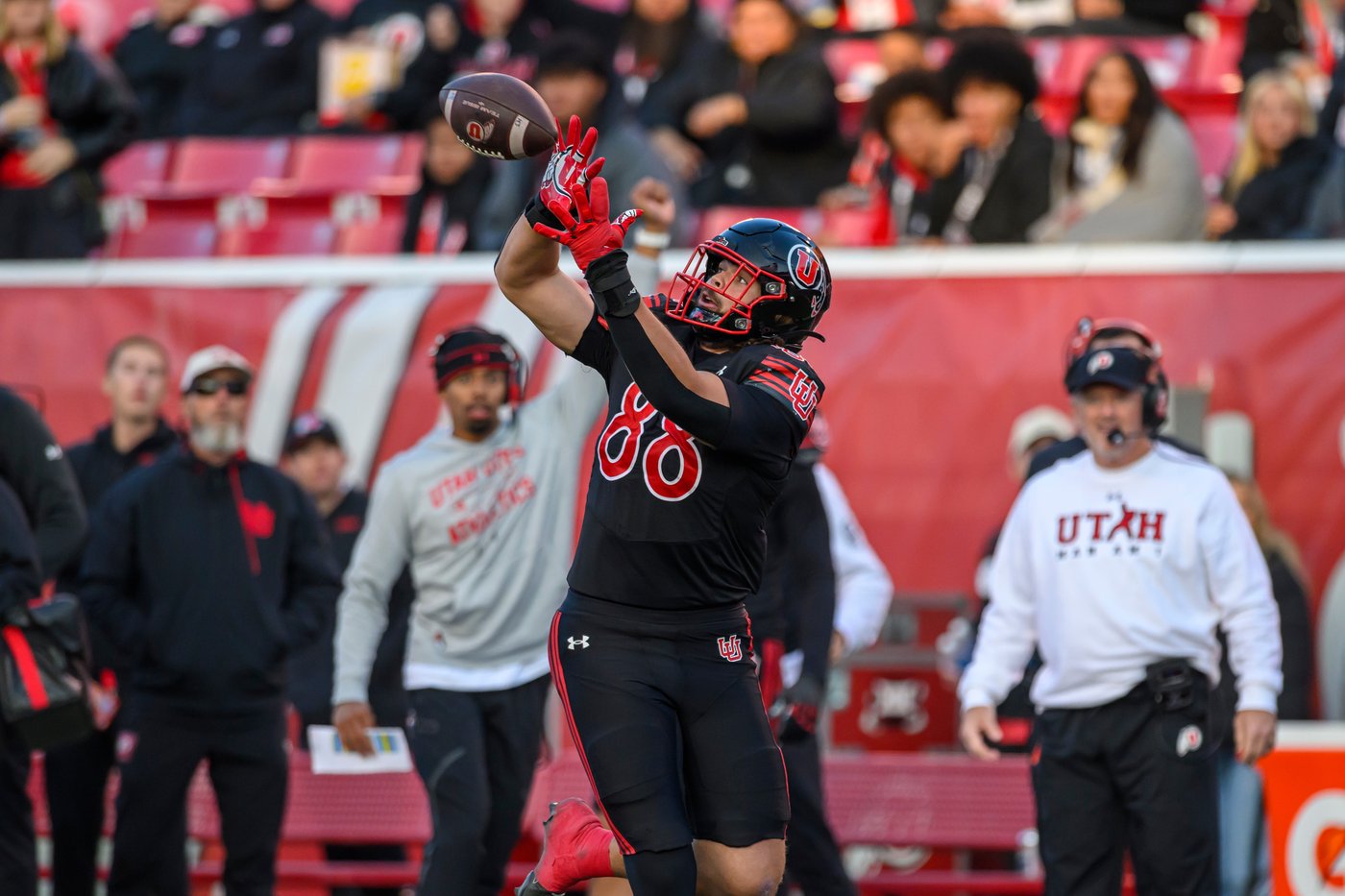 Devon Dampier leads No. 13 Utah's rally for wild 51-47 win over Kansas State | iNFOnews.ca