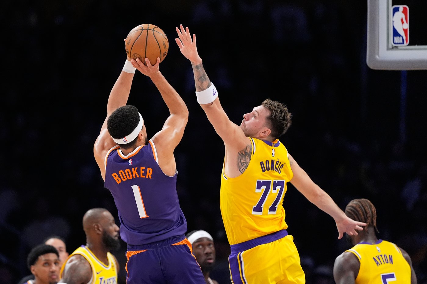 Suns snap Lakers' 7-game winning streak with 125-108 victory despite Booker's early exit | iNFOnews.ca