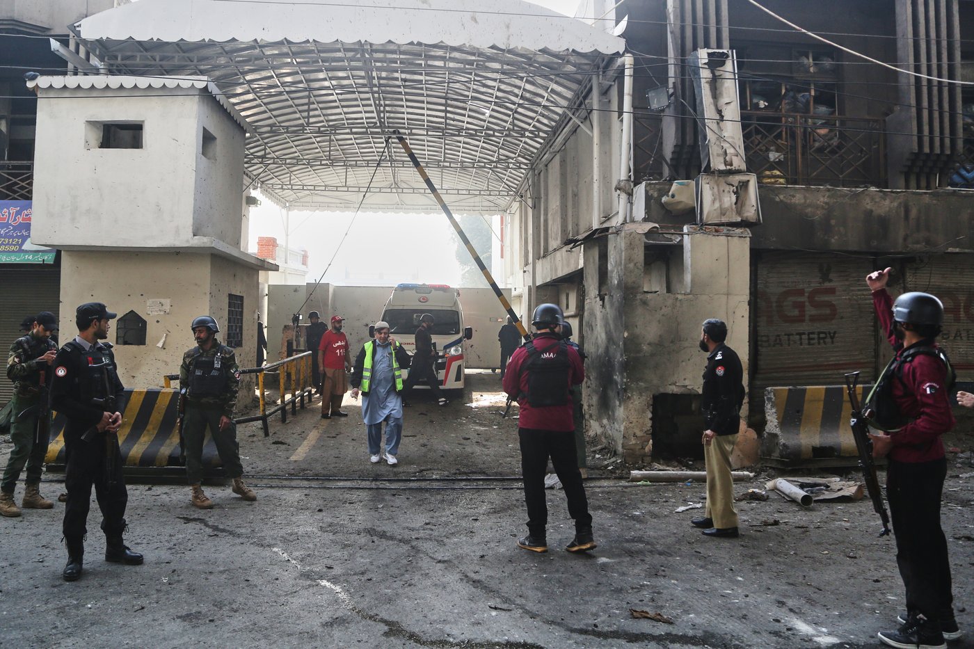 Suicide bombers strike security force headquarters in northwestern Pakistan, killing 3 officers | iNFOnews.ca