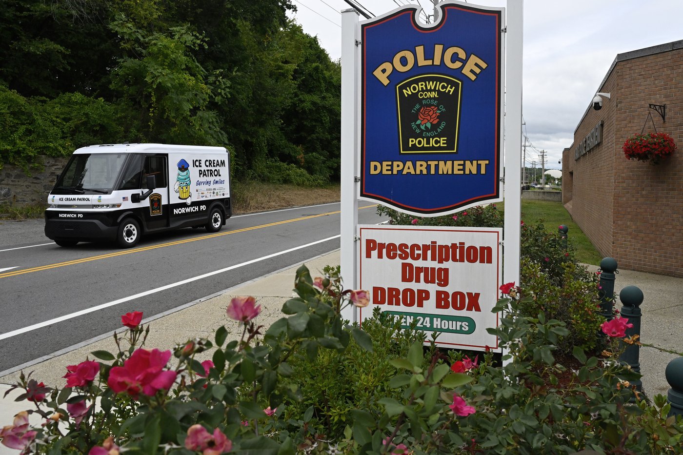Freeze! Police ice cream trucks seek to portray officers in a positive light | iNFOnews.ca Freeze! Police ice cream trucks seek to portray officers in a positive light | iNFOnews.ca