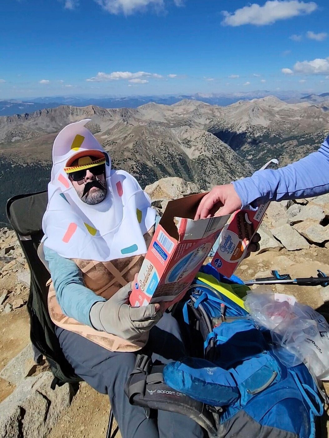 'Legend dairy' man carries ice cream and dry ice up Colorado peak as treat for other hikers | iNFOnews.ca 'Legend dairy' man carries ice cream and dry ice up Colorado peak as treat for other hikers | iNFOnews.ca