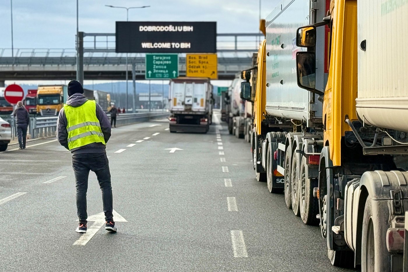 Balkan truck drivers block cargo border crossing in protest of EU entry rules | iNFOnews.ca