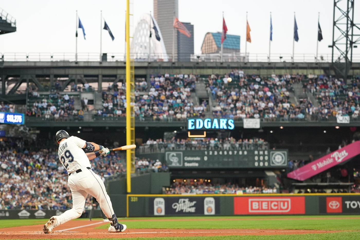 Cal Raleigh hits MLB-leading 59th and 60th homers to help the Mariners wrap up AL West | iNFOnews.ca