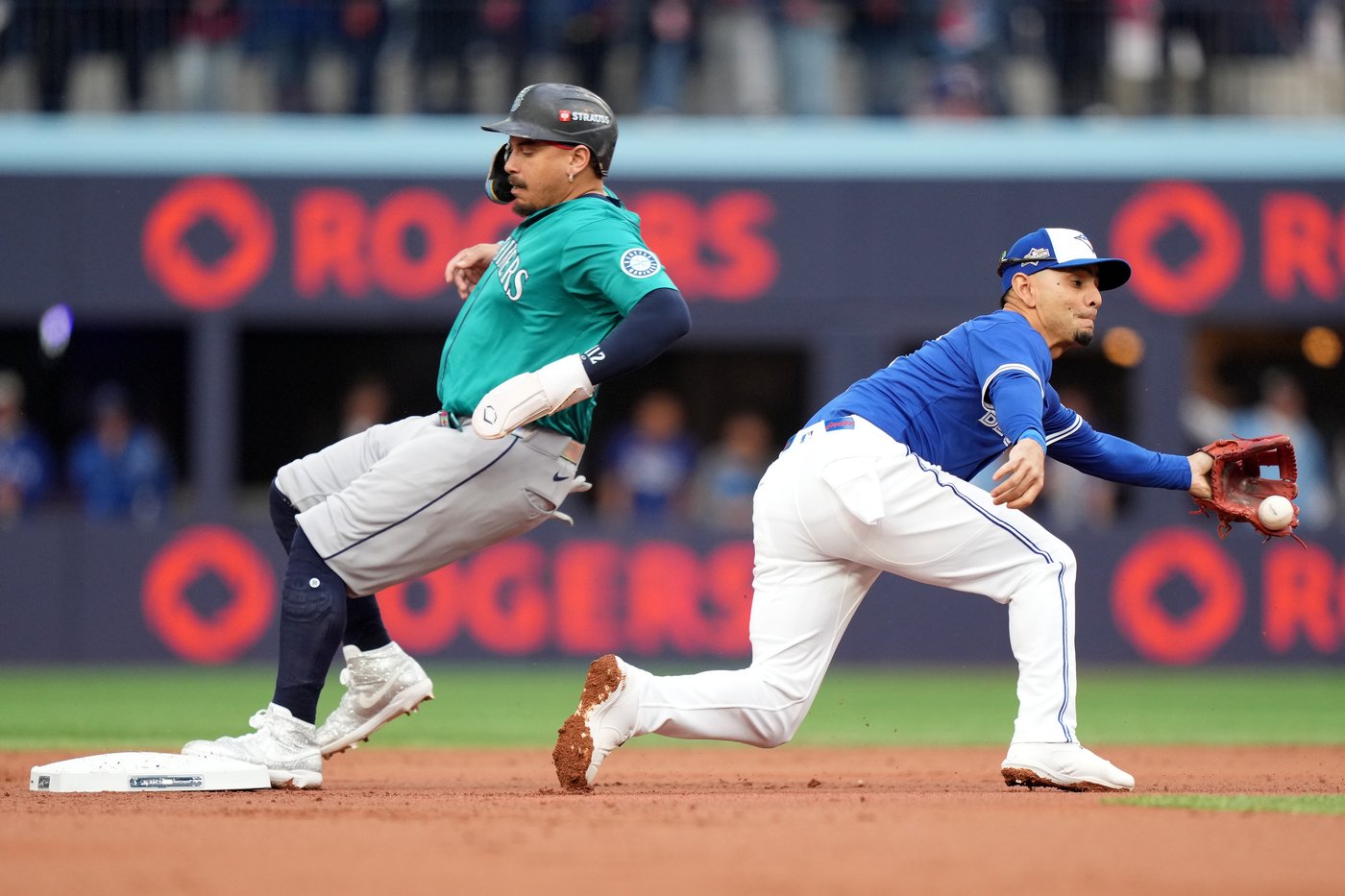 Photo Gallery: Mariners beat Jays 10-3, lead ALCS 2-0 | iNFOnews.ca