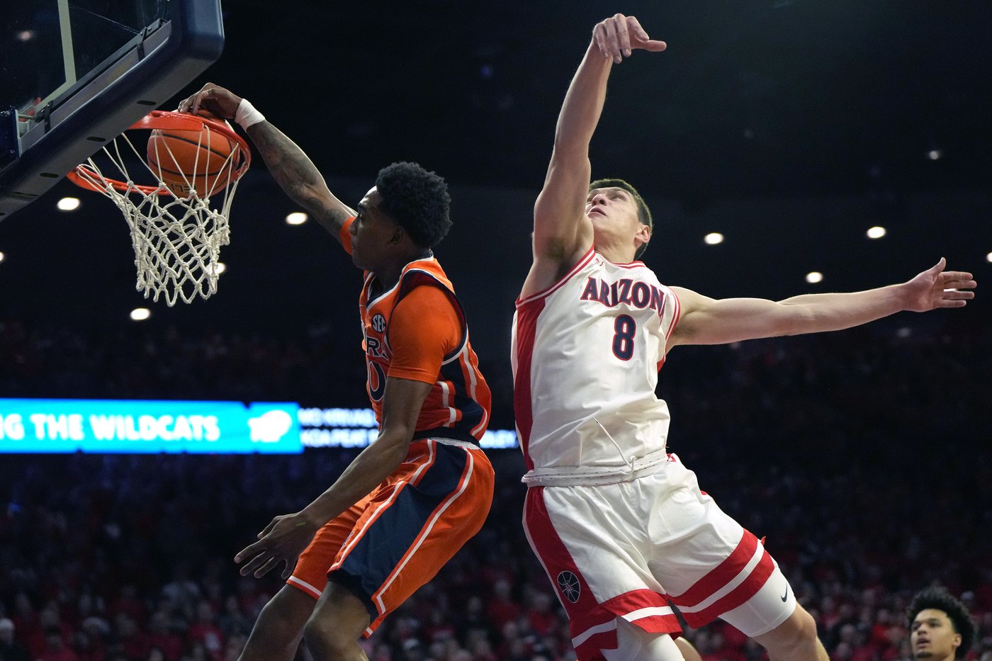 Peat scores 18 points, No. 2 Arizona blows out No. 20 Auburn 97-68 for 4th ranked win | iNFOnews.ca