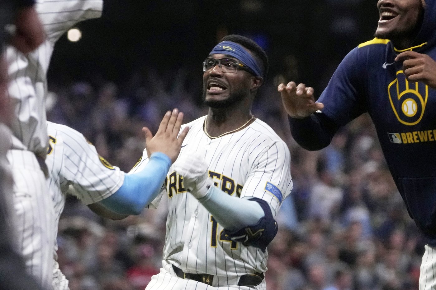 Playoff-bound Brewers rally from 5 runs down to beat skidding Cardinals 9-8 in 10 innings | iNFOnews.ca