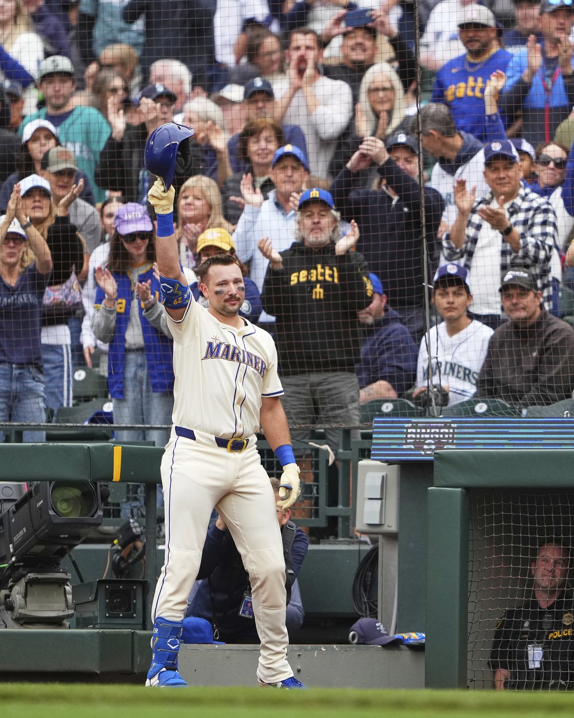 Raleigh hits 54th homer, ties Mantle's record for most in season by a switch-hitter | iNFOnews.ca