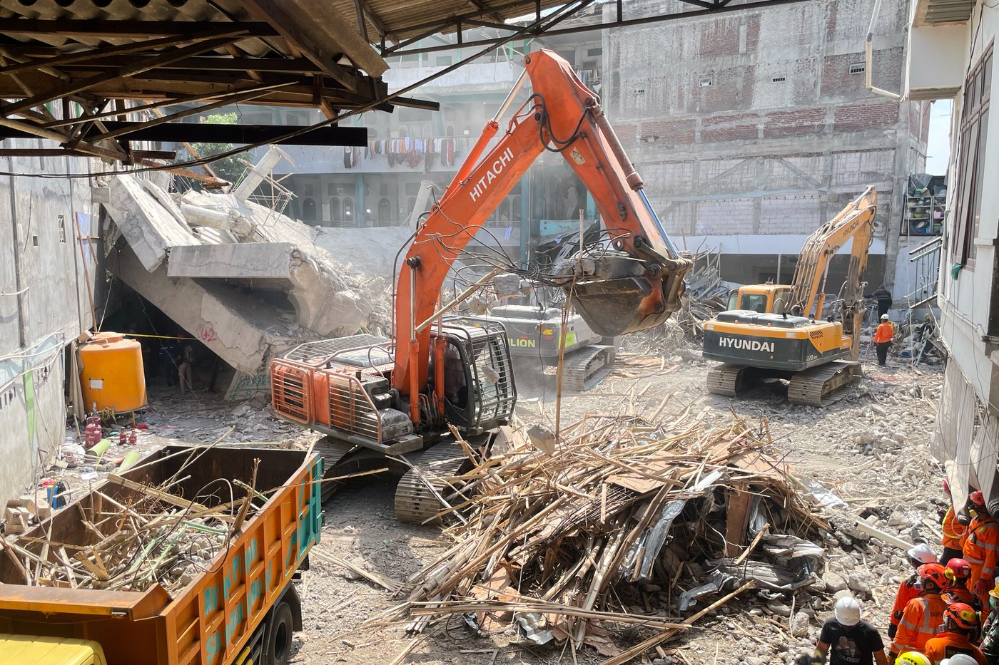 Indonesian rescuers search for missing students after school collapse kills 40 | iNFOnews.ca