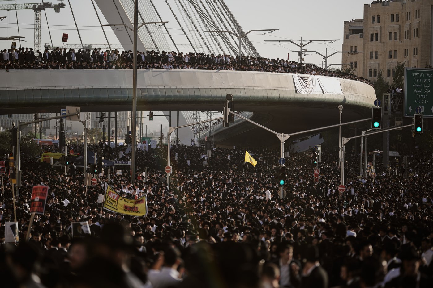 Photos show thousands of ultra-Orthodox men protesting military draft shut down Jerusalem | iNFOnews.ca