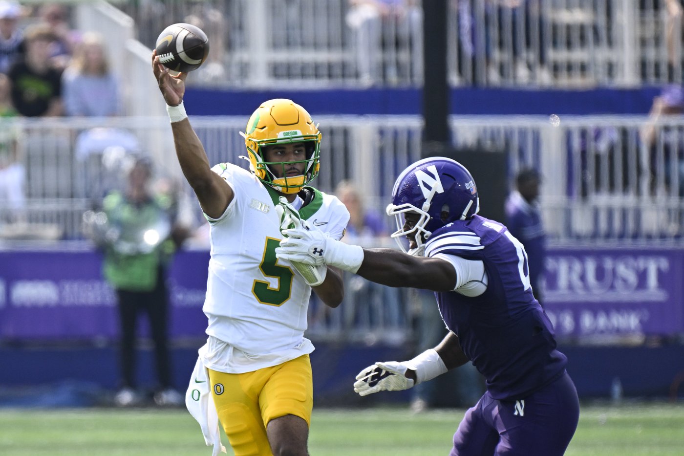 No. 4 Oregon cruises past Northwestern 34-14 | iNFOnews.ca