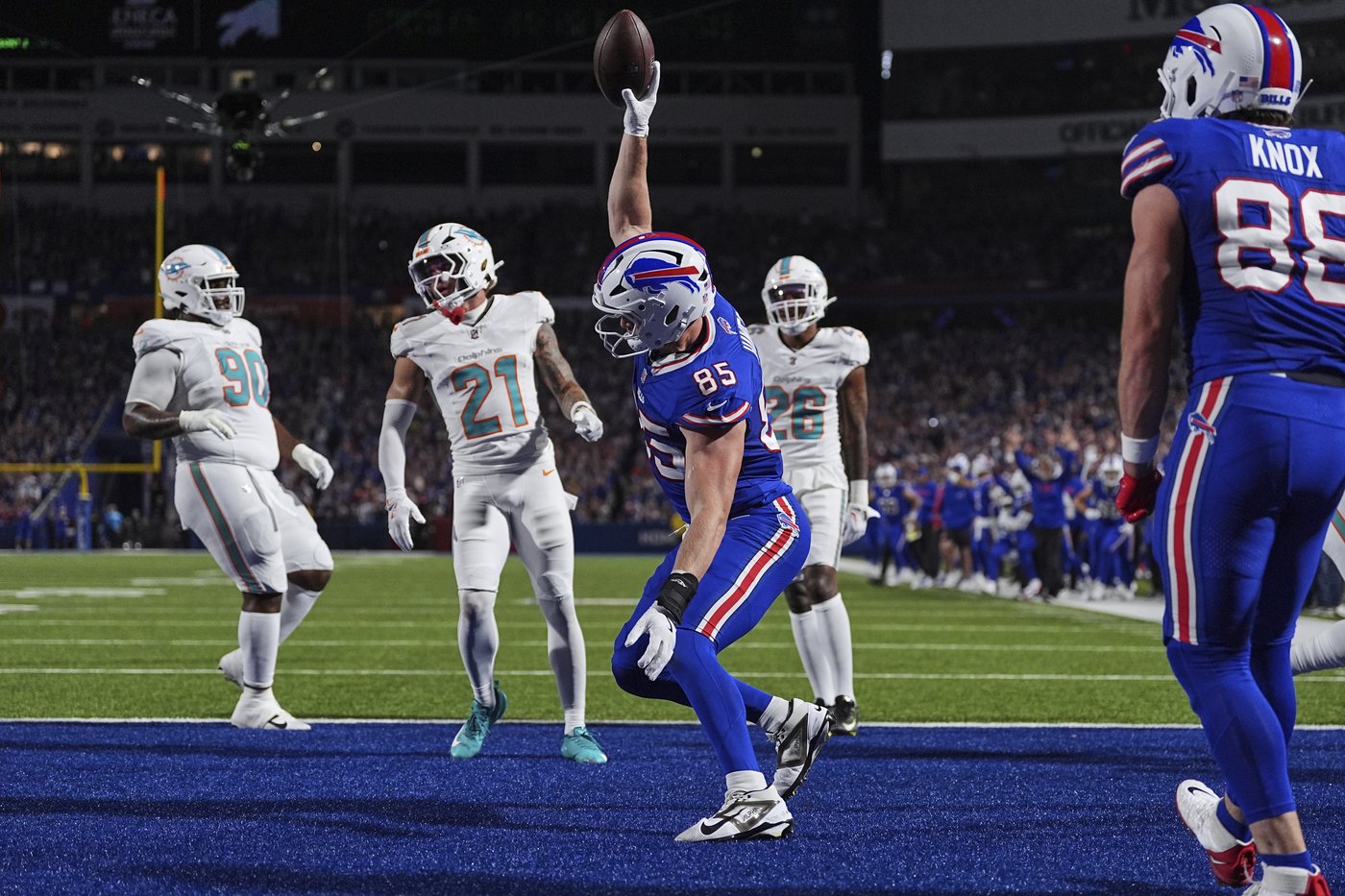 Josh Allen's 3 TD passes and Terrel Bernard's pick secure Bills' 31-21 win over spiraling Dolphins | iNFOnews.ca