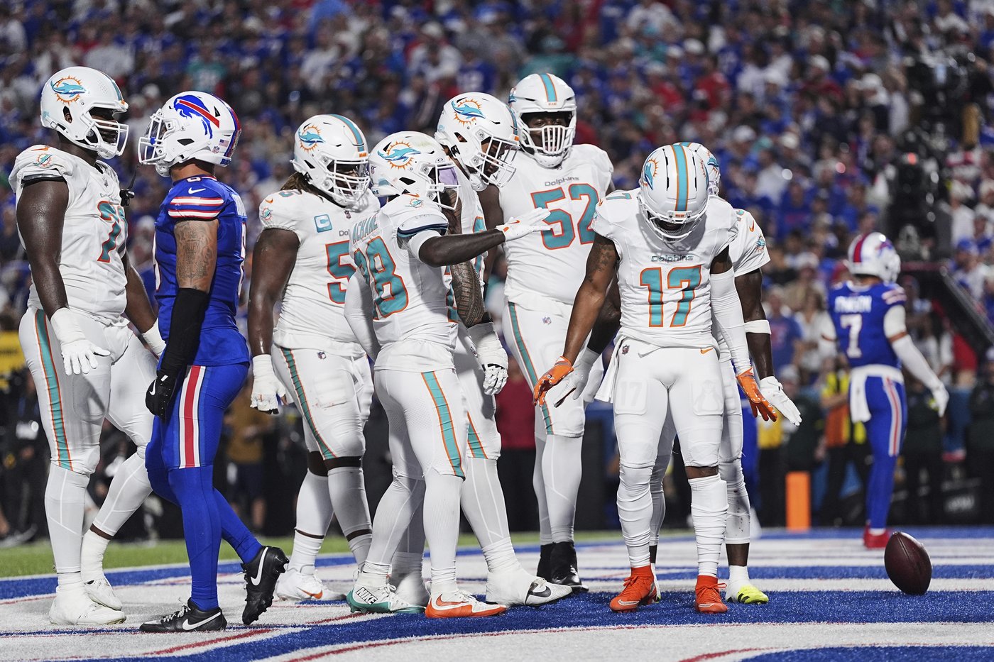 Josh Allen's 3 TD passes and Terrel Bernard's pick secure Bills' 31-21 win over spiraling Dolphins | iNFOnews.ca
