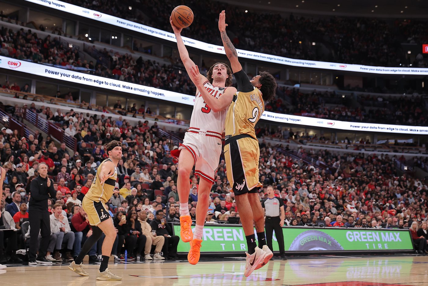 Vucevic scores 28 points as the Bulls hand the Wizards their 14th straight loss | iNFOnews.ca