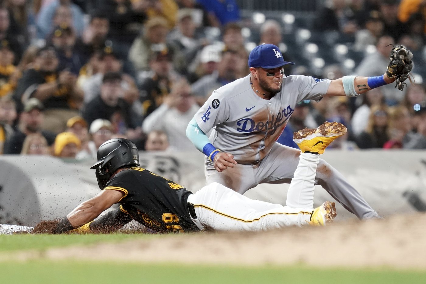 Skenes pitches 6 scoreless innings and Pirates hold off Dodgers 5-3 for 3-game series sweep | iNFOnews.ca