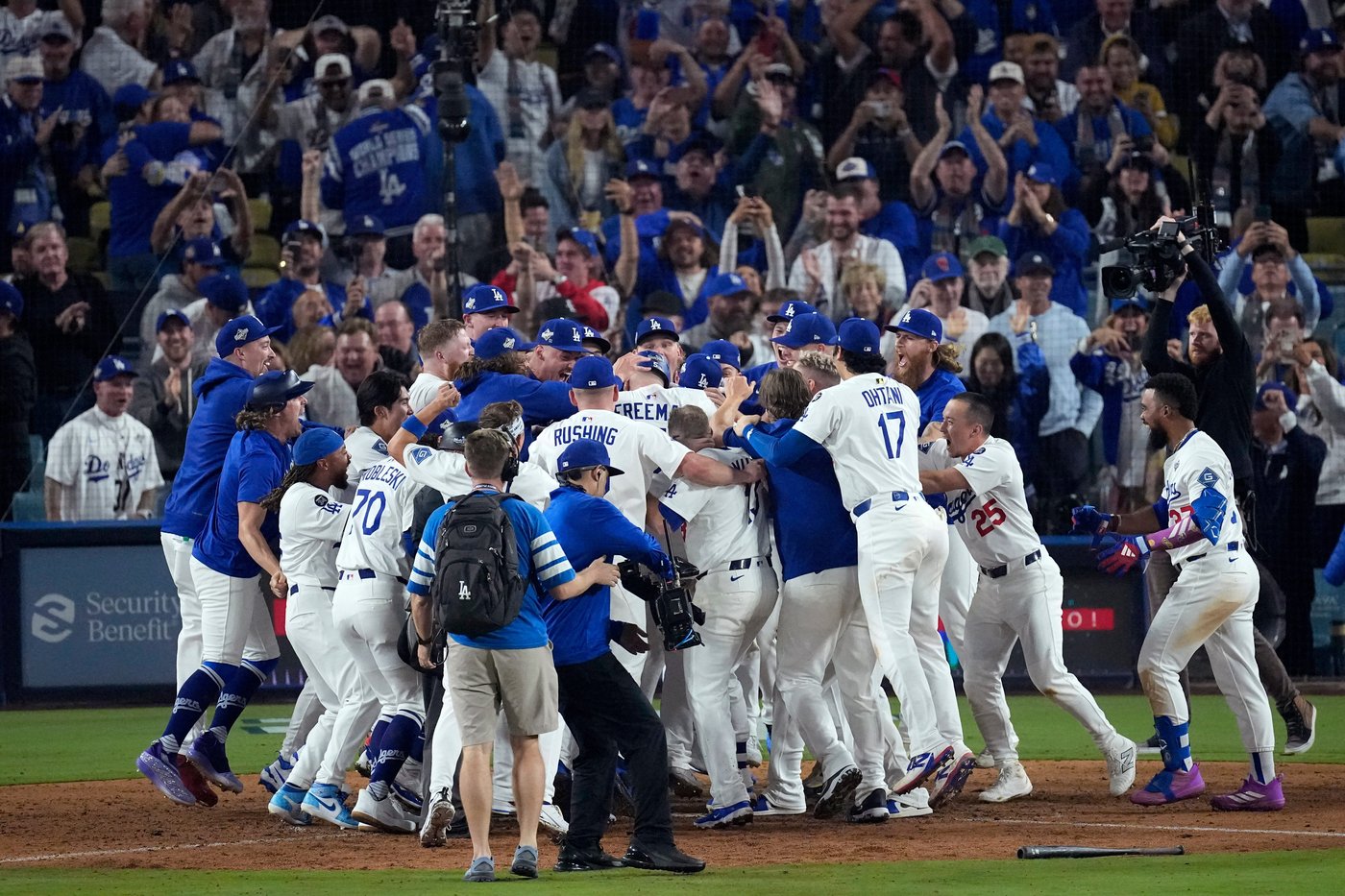 Freeman's homer in 18th inning lifts Dodgers over Blue Jays 6-5 in World Series classic | iNFOnews.ca
