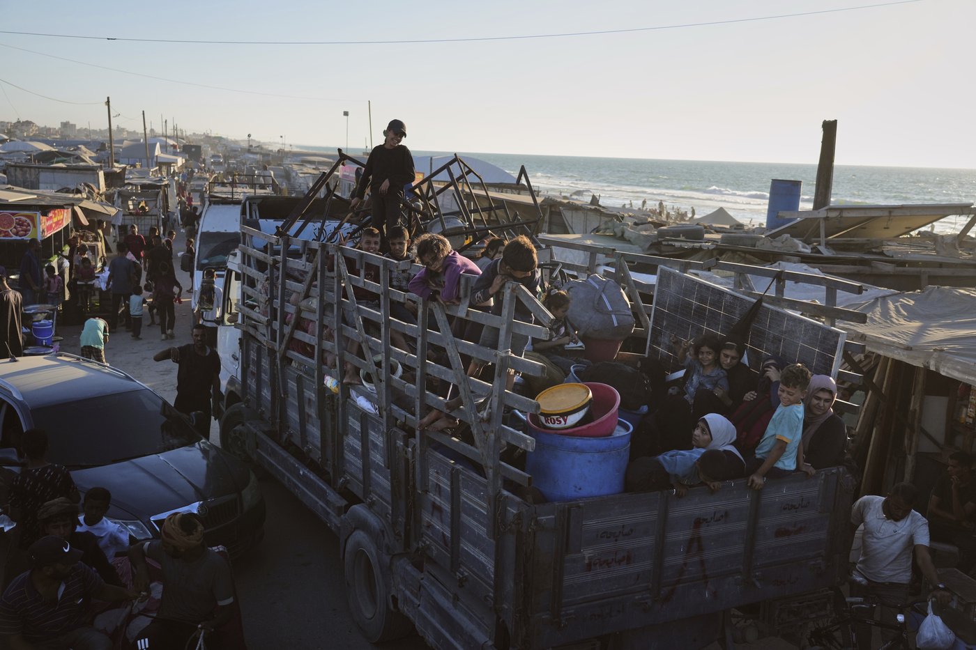 Photos of thousands of Palestinians fleeing Gaza City as Israel begins ground offensive | iNFOnews.ca