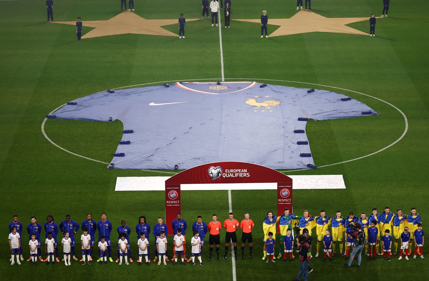 Players and fans remember victims of 2015 Paris terror attacks before France-Ukraine soccer match | iNFOnews.ca