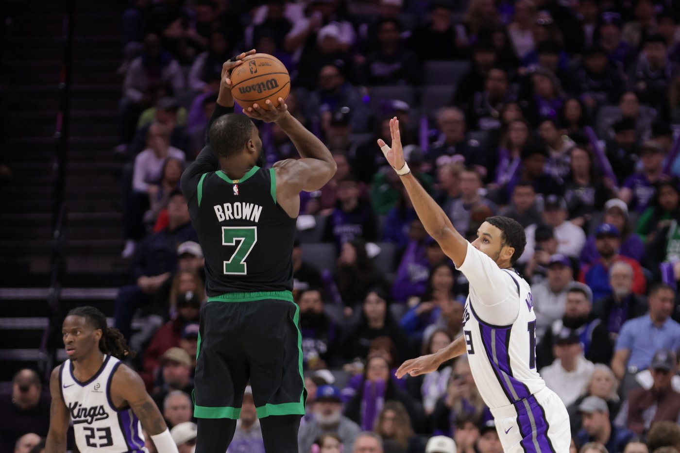 Brown scores 29 points and Celtics pull away in 4th quarter for 120-106 win over Kings | iNFOnews.ca